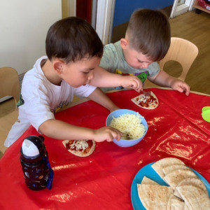 Children making pizza