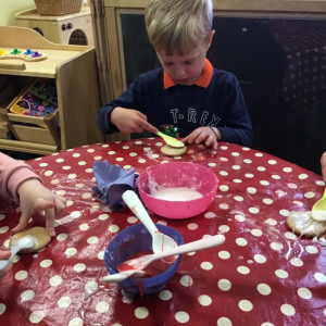 Children decorating biscuits 