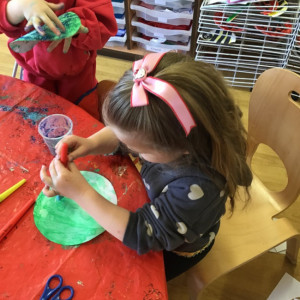 Children decorating biscuits 