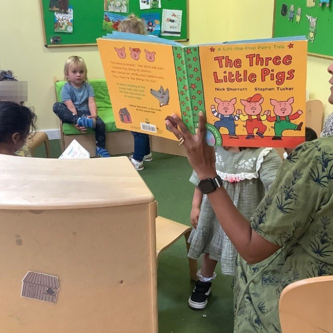 Children reading the book 
